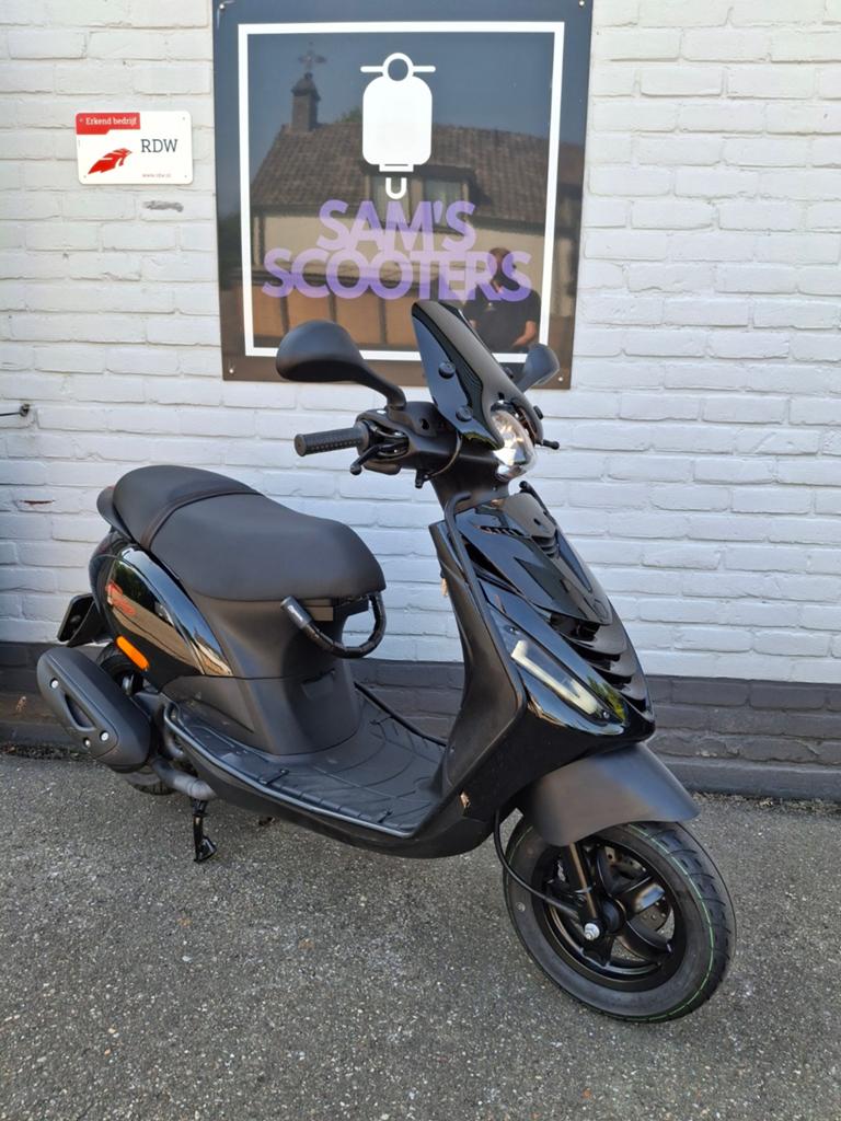 Piaggio Zip | 2024 | BLACK ON BLACK, Ophalen, Piaggio, Gebruikt, Maximaal 45 km/u