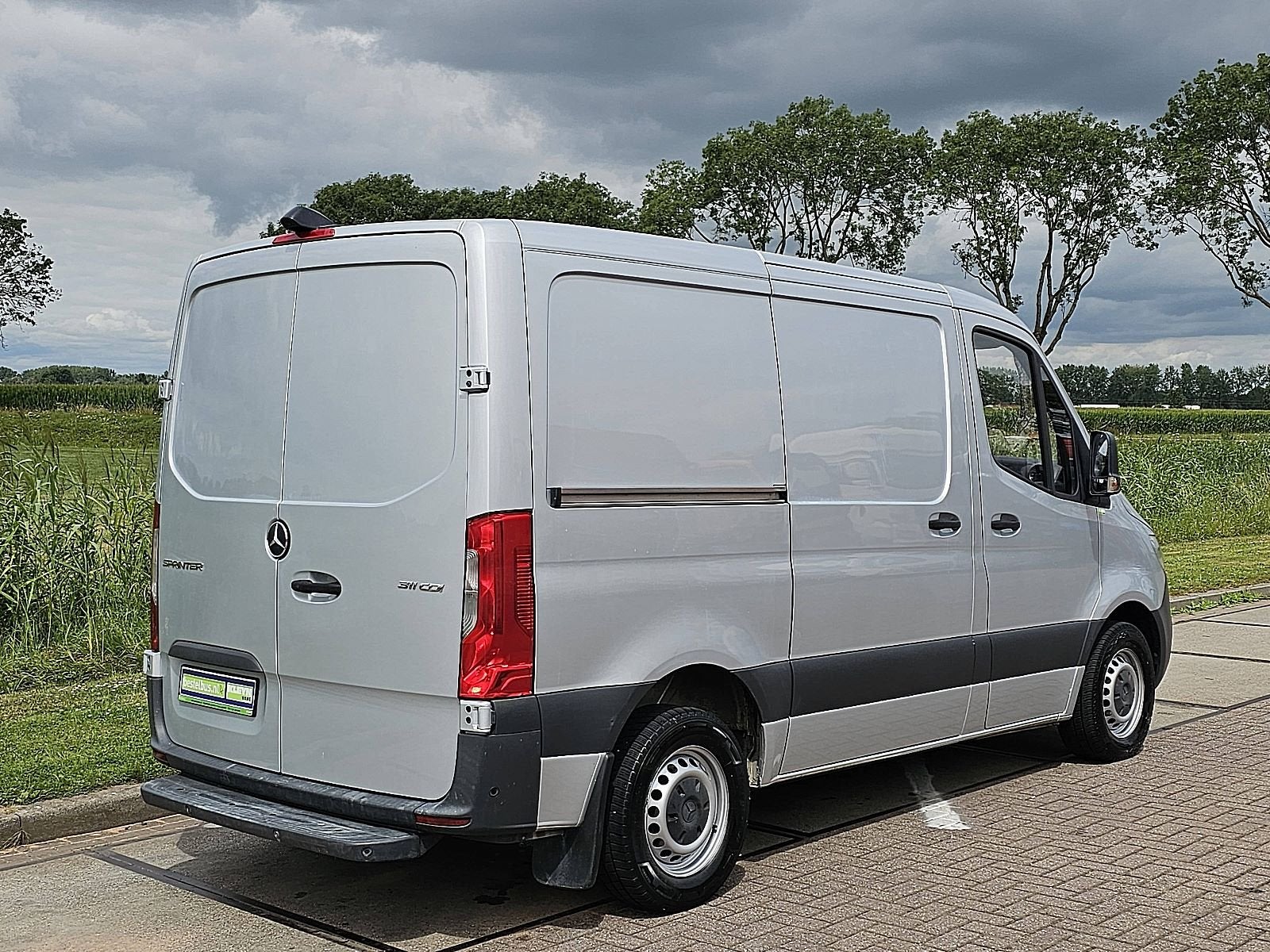 MERCEDES-BENZ SPRINTER 311 l1h1 2xzijdeur mbux!, Auto's, Gebruikt, Bedrijf, Zilver of Grijs, Te koop