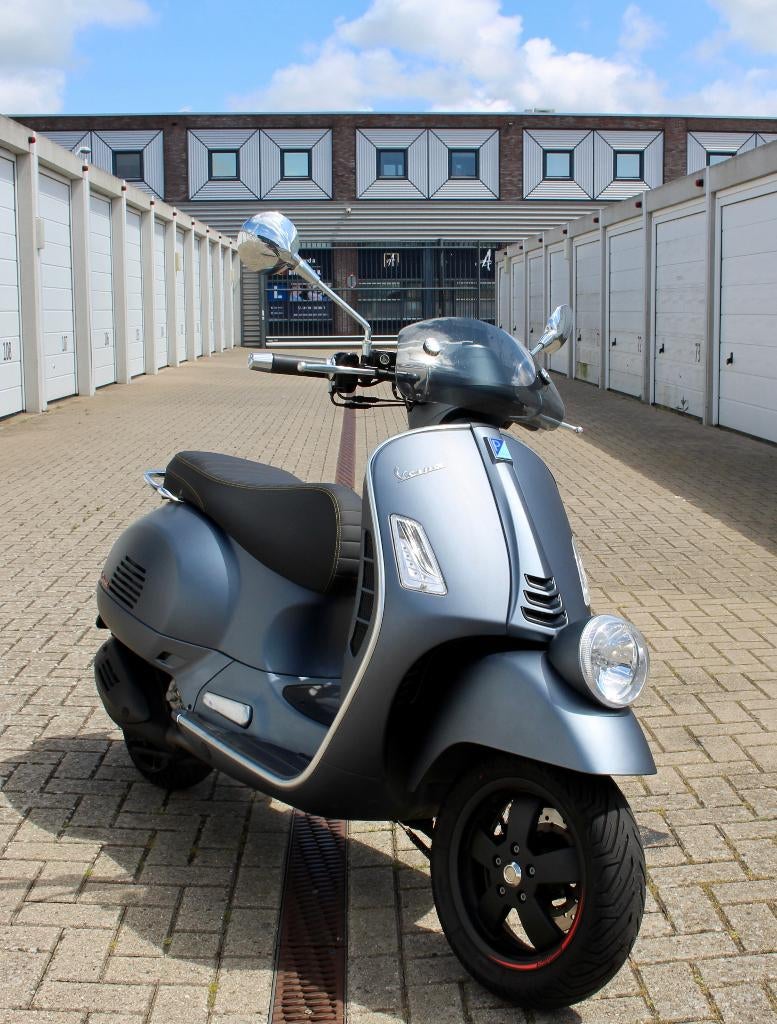 Vespa Sei Giorni Grigio Limited Edition nr. 2807 HPE 300cc, Motoren, Gebruikt, Particulier, Automaat, 278 cc