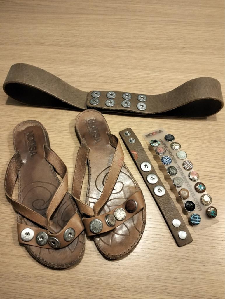 Noosa slippers(39), riem (85cm) en armband met 20 chunks, Kleding | Dames, Riemen en Ceinturen, Bruin, Echt leder, Ophalen of Verzenden