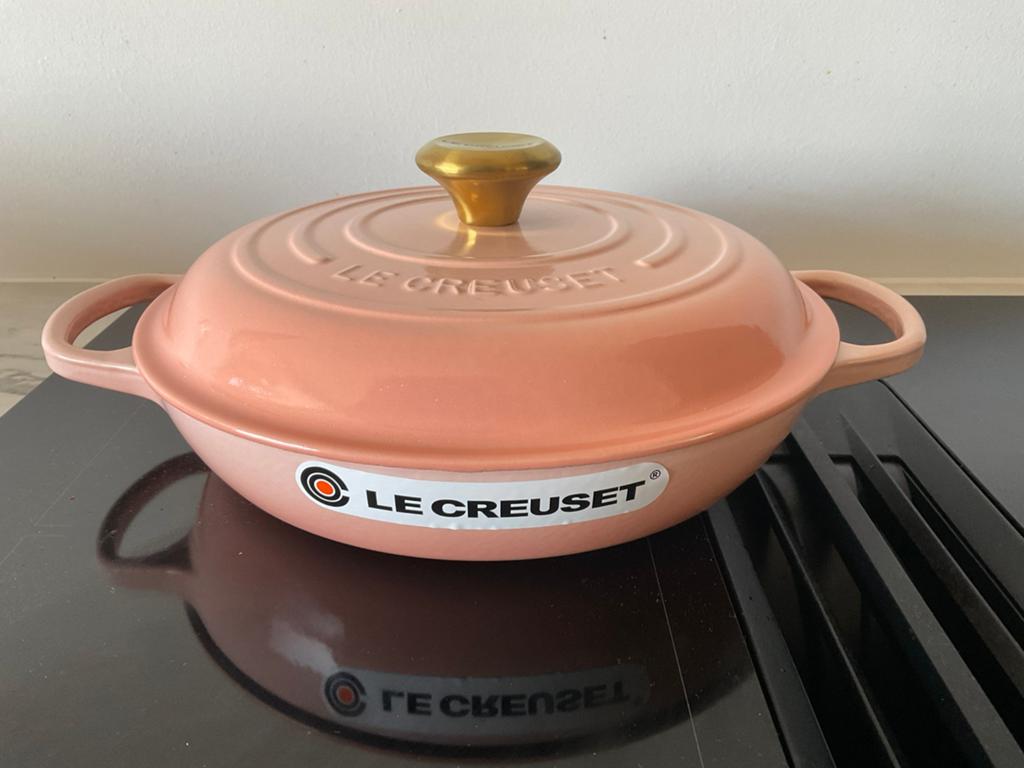 Le creuset 26 cm campagnard, pêche, goudkleurige dop, nieuw, Gietijzer, Nieuw, Ophalen of Verzenden, Keramische plaat