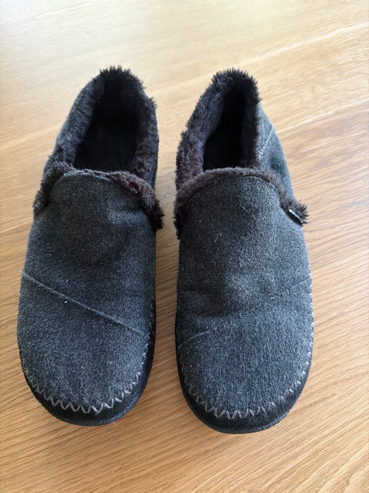 Donkergrijze warme pantoffels van Toms, maat 38/39, Ophalen of Verzenden, Zo goed als nieuw, Grijs, Pantoffels of Sloffen