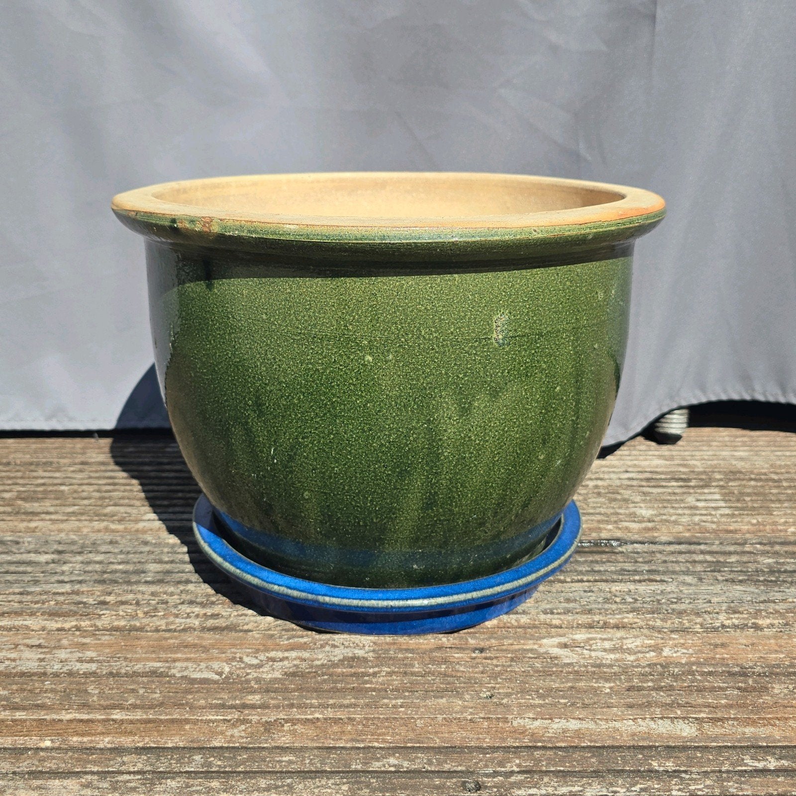 Grote groene Chinese bloempot op blauwe onderzetter, Chinees, 25 tot 40 cm, Rond, Ophalen of Verzenden, Minder dan 40 cm