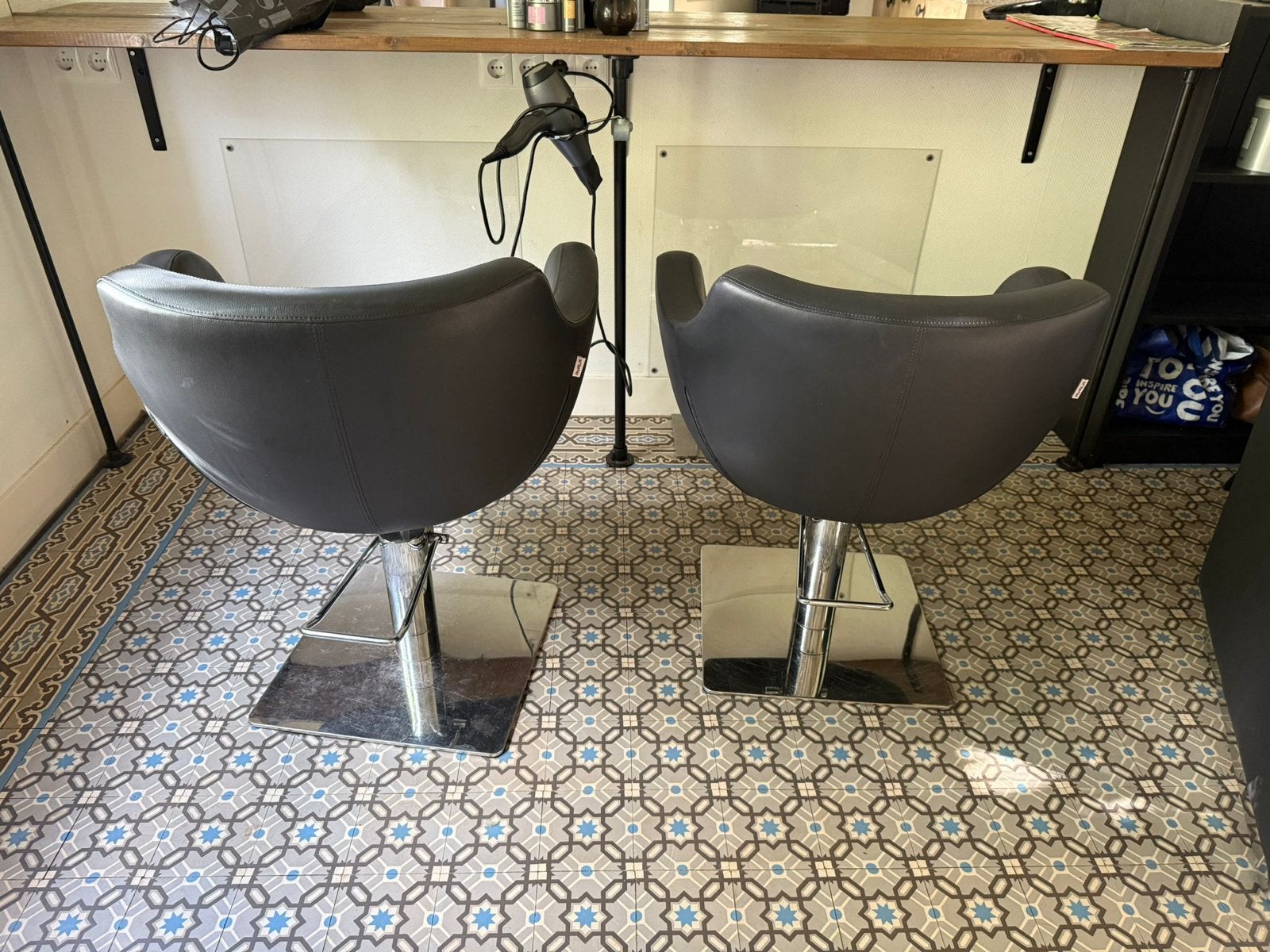 Kappersinventaris: 2 stoelen, wasbak en lange spiegel, Werkplek, Ophalen, Gebruikt, Complete inventaris