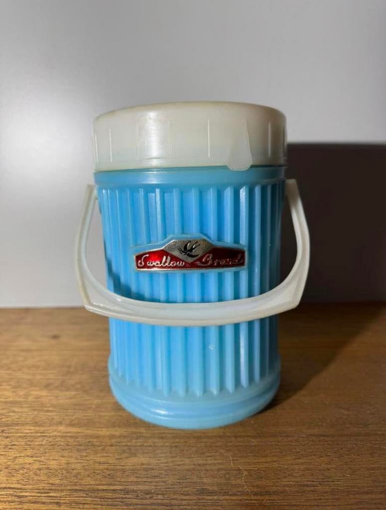 Vintage lichtblauwe kunststof Swallow Brand thermoskan.560, Verzamelen, Retro, Ophalen of Verzenden, Huis en Inrichting