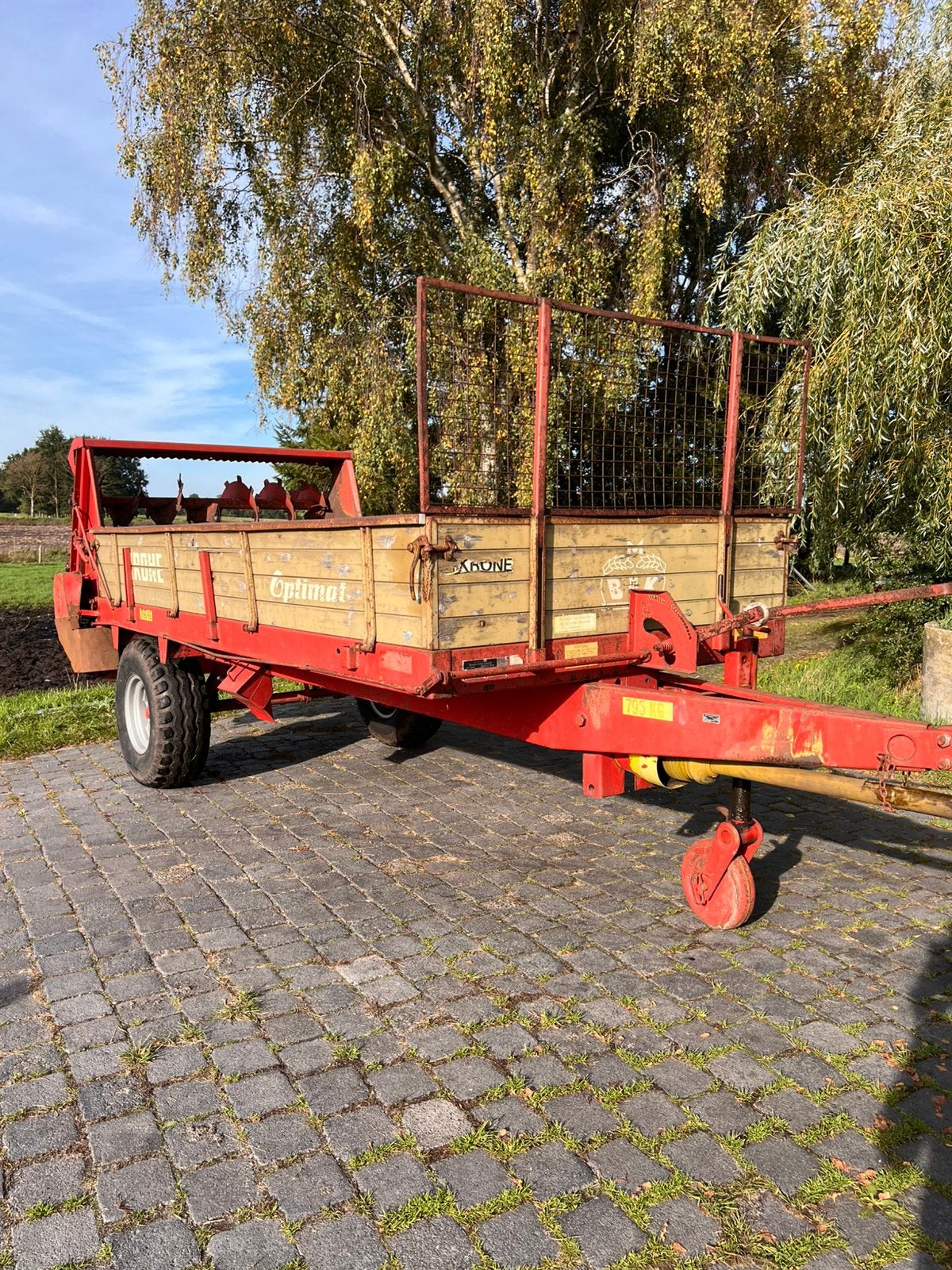Krone 4 tons meststrooier, Ophalen