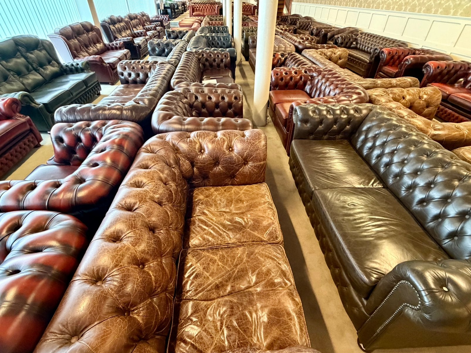 NIEUW & TWEEDEHANDSE CHESTERFIELD 1000m2 FAUTEUIL BANK STOEL, Ophalen, Fauteuil Chesterfield zetel vintage, Zo goed als nieuw