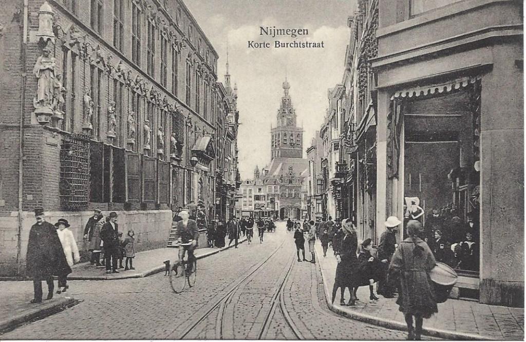 Nijmegen (Gld.) Korte Burchtstraat, veel Volk, Tramrails, Ophalen of Verzenden, Voor 1920, Ongelopen, Gelderland
