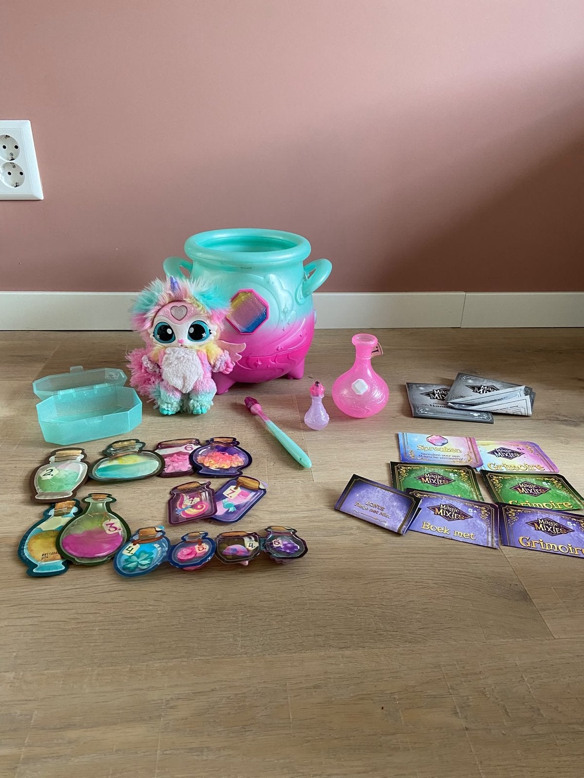Magic Mixies Magische Ketel met knuffel en accessoires, Ophalen, Zo goed als nieuw, Jongen of Meisje