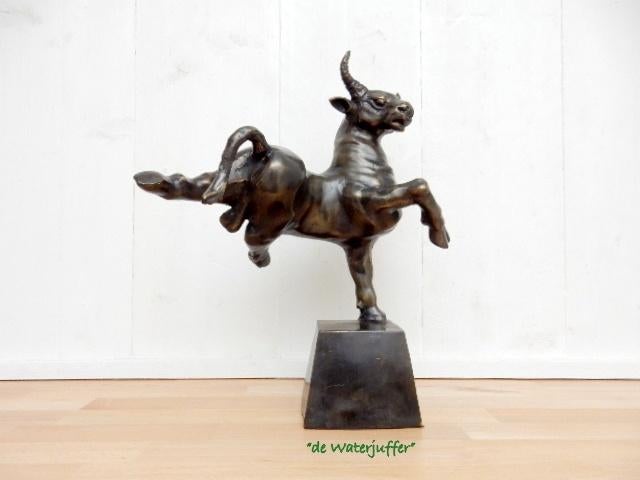 225* Bronzen stier op sokkel (Boven €75 geen verzendkosten), Ophalen of Verzenden, Nieuw, Overige materialen, Dierenbeeld