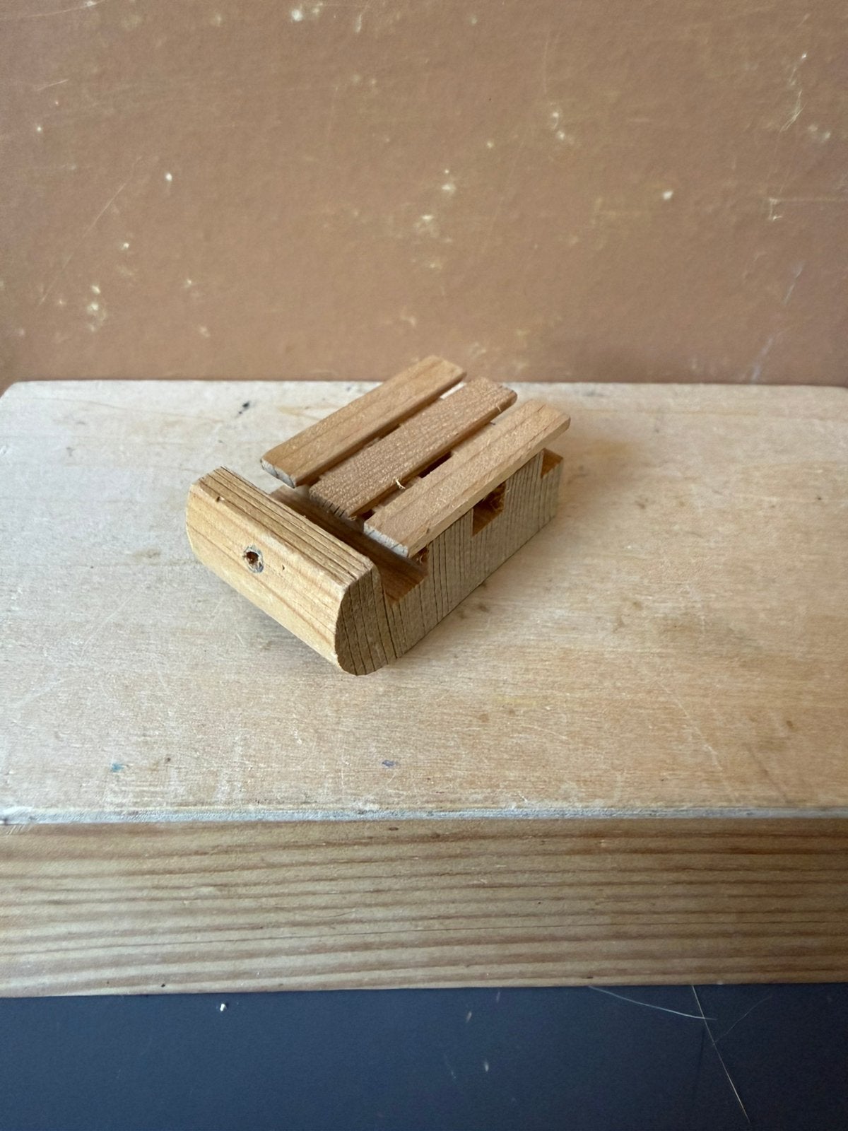 Slee - hxbxd 2.3c3x5.5cm - hout, Ophalen of Verzenden, Zo goed als nieuw, Poppenhuis