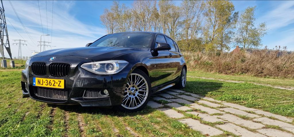 BMW 1-Serie 114I 75KW 5-DR 2013 Zwart, Auto's, BMW, 1-Serie, Achterwielaandrijving, 4 cilinders, Alcantara