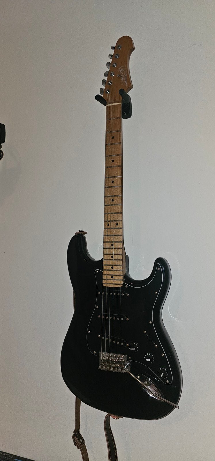 Foto 2 van JET Guitars JS-300 met nieuwe locking tuners en gitaartas