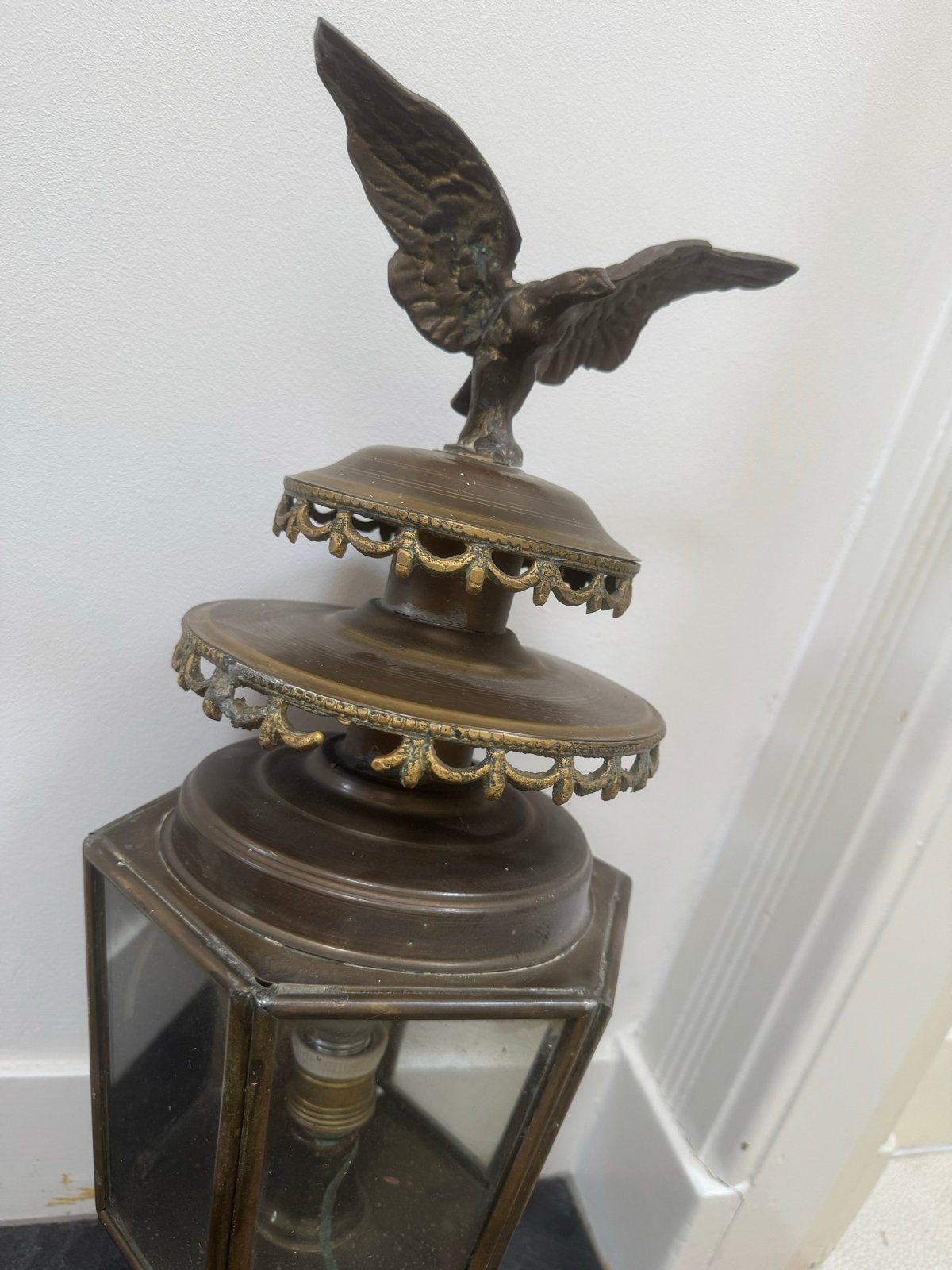 Antieke koetslamp uit 1900 met adelaar decoratie, Antiek en Kunst, Antiek | Lampen, Ophalen of Verzenden