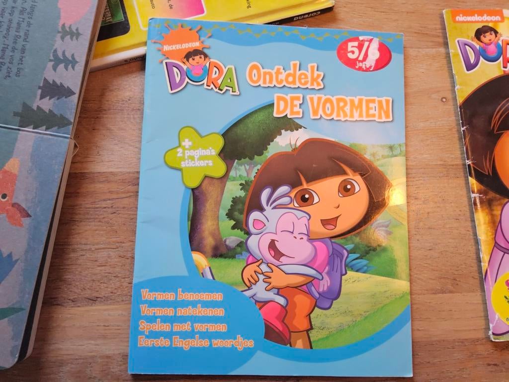 Dora Ontdek De Vormen boekje 5/6 jaar + stickers, Boeken, Nickelodeon, Ophalen of Verzenden, Zo goed als nieuw, 5 of 6 jaar