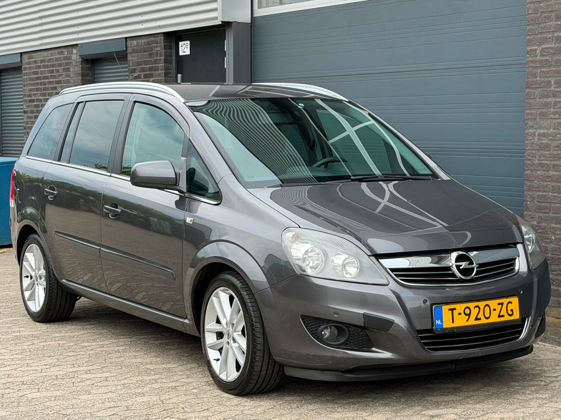 Opel Zafira 1.8 Cosmo OLIE VERBRUIK! AIRCO CRUISE PDC APK, Stof, Gebruikt, Zwart, 4 cilinders