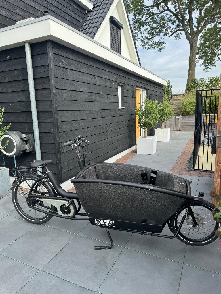 Urban Arrow Family bakfiets incl. regenhuif, Fietsen en Brommers, Gebruikt, 2 kinderen, Elektrisch, Schijfrem