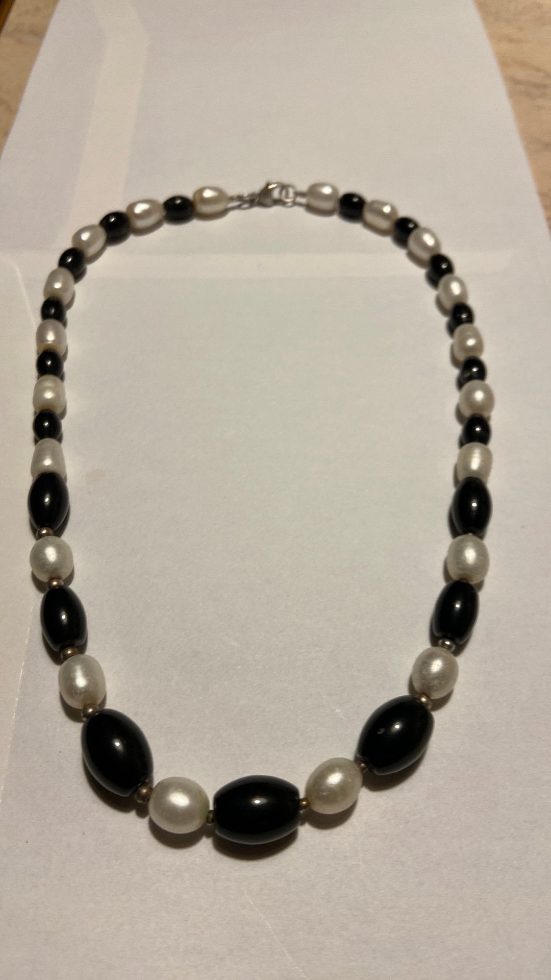 Ketting van echte parels en zwarte gitten met zilveren slot, Sieraden, Tassen en Uiterlijk, Antieke sieraden, Ophalen of Verzenden