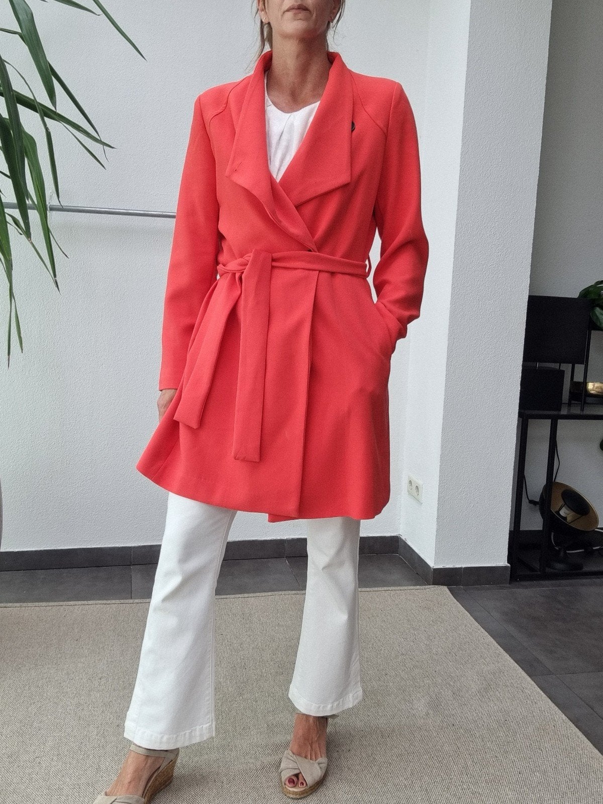 Giacomo halflange mantel met ceintuur – koraalrood, Kleding | Dames, Ophalen of Verzenden, Zo goed als nieuw, Maat 38/40 (M)