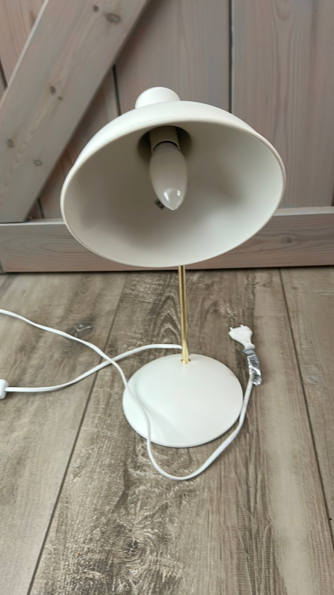 Witte tafellamp met gouden accenten, Ophalen of Verzenden, Zo goed als nieuw, Metaal, 50 tot 75 cm