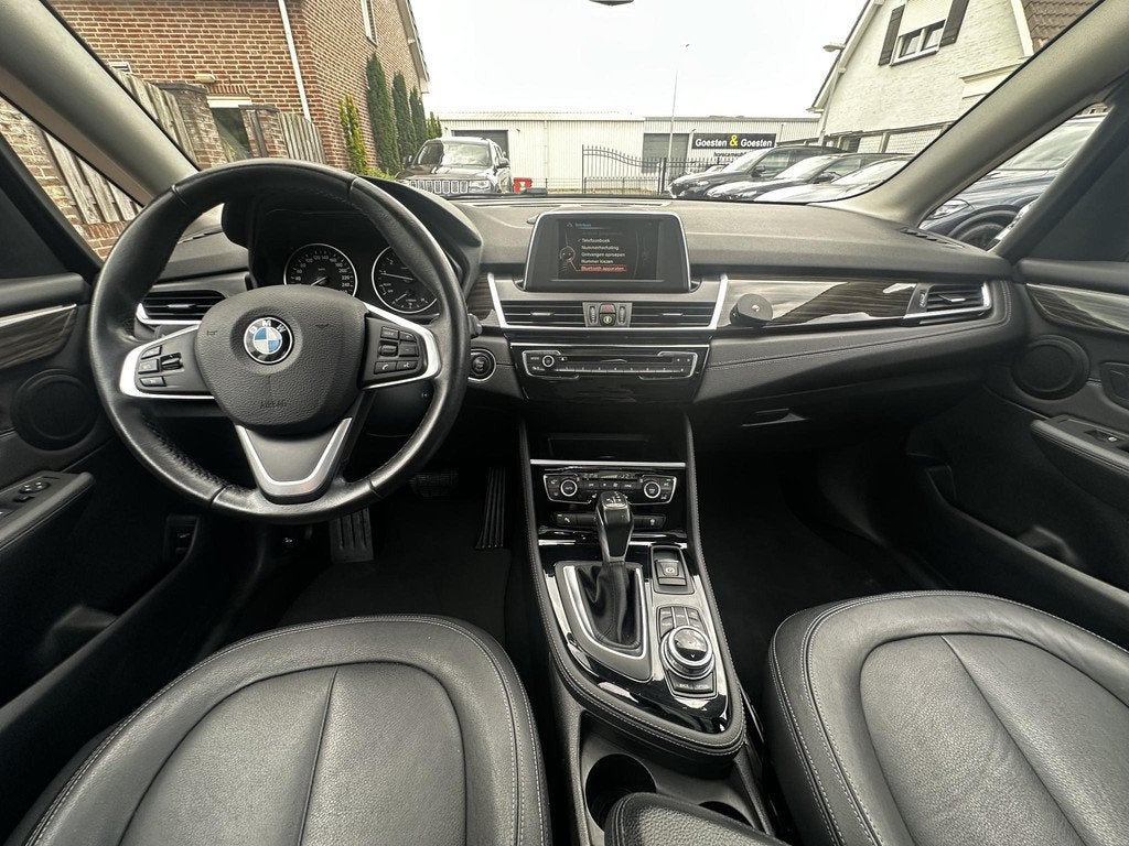 BMW 2-serie Active Tourer 220i Centennial High Executive, Auto's, BMW, 1998 cc, 730 kg, Gebruikt, Leder