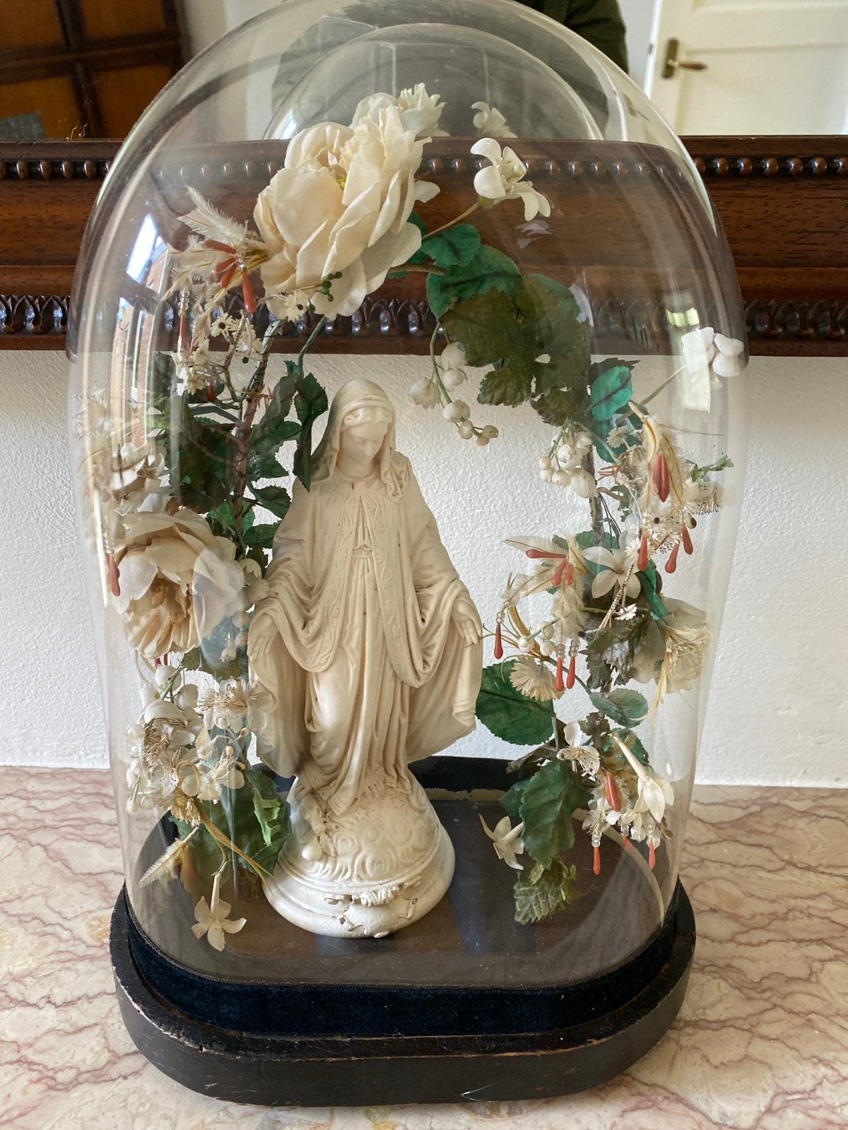 Antieke Mariabeeld onder stolp met bloemen, Ophalen of Verzenden