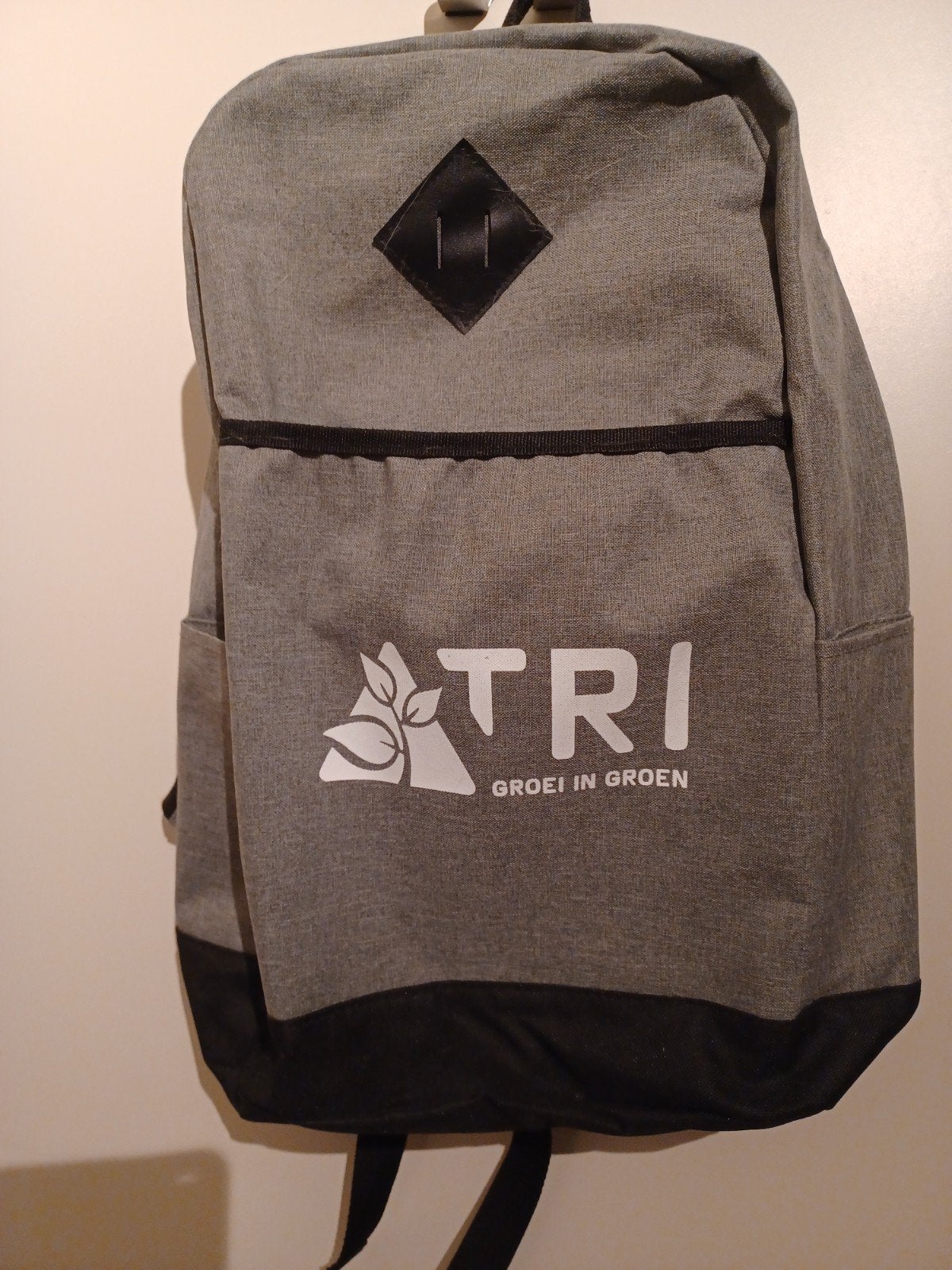 Grijze rugzak met TRI Groei in Groen logo, Ophalen, Nieuw, 25 tot 40 cm, Overige merken