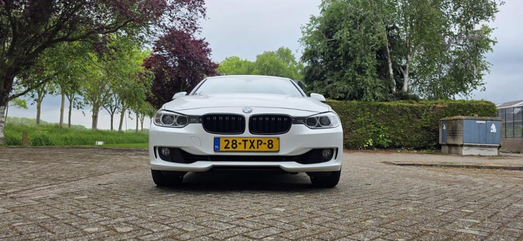 BMW 3-Serie 2.0IX 320 Aut8 (f30) 2012 Wit NIEUWE KETTING, Auto's, Achterwielaandrijving, Parkeersensor, 4 cilinders, Wit