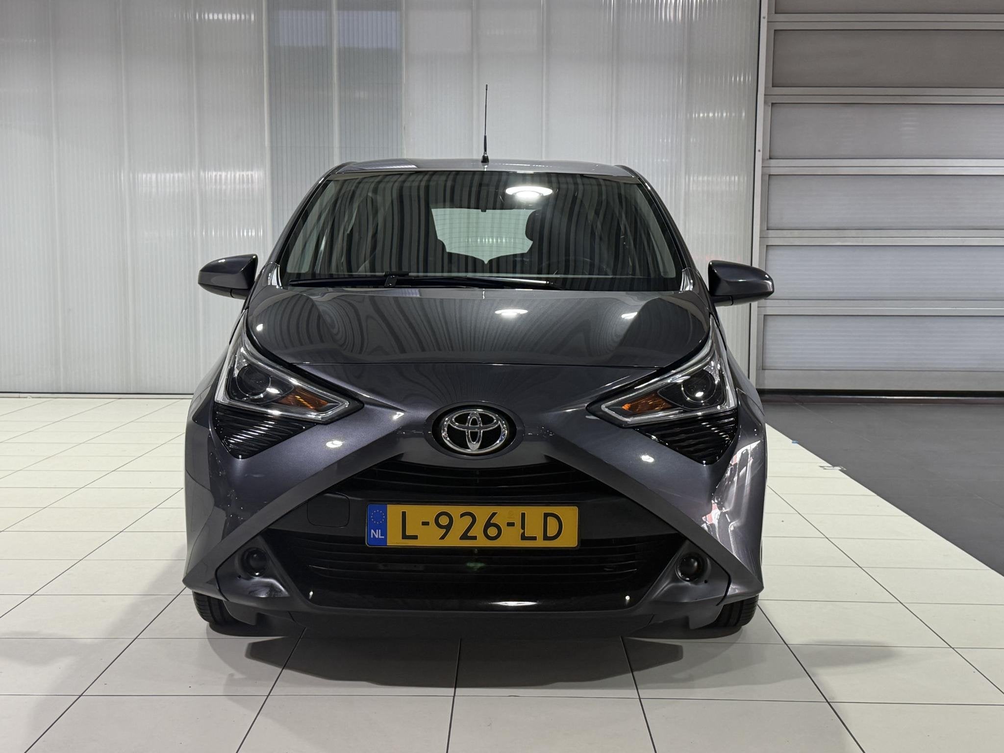 Toyota Aygo 1.0 VVT-i x-play limited Apple carplay/anroid au, Auto's, Dealer onderhouden, Stof, Gebruikt, Euro 6