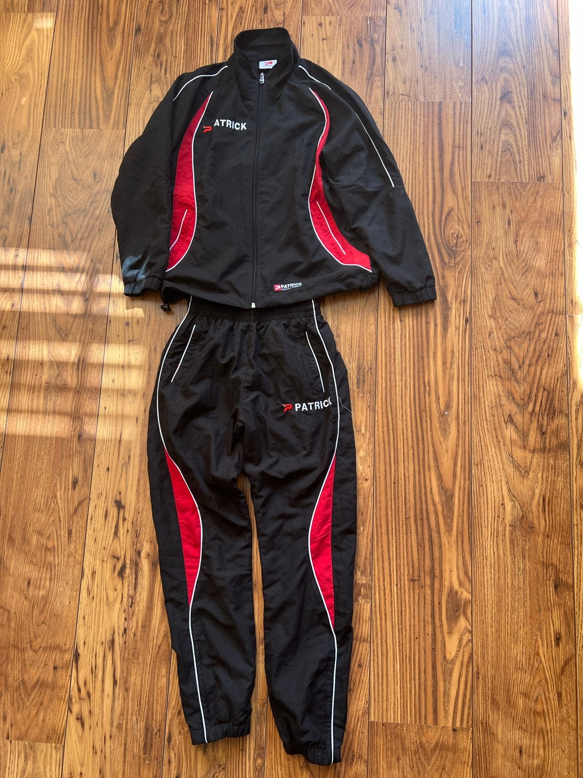 Patrick trainingspak zwart/rood  xs (152/158?) goed staat, Ophalen of Verzenden, Gebruikt