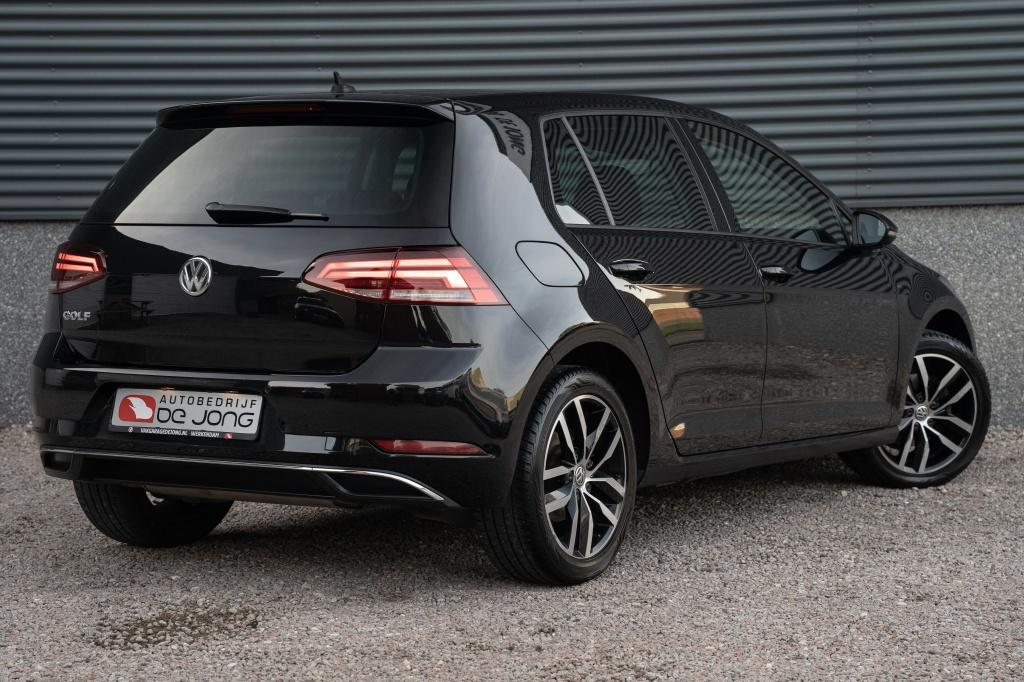 Volkswagen Golf 1.5 TSI 150PK Highline | Virtual Cockpit | C, Stof, 4 cilinders, 150 pk, Zwart