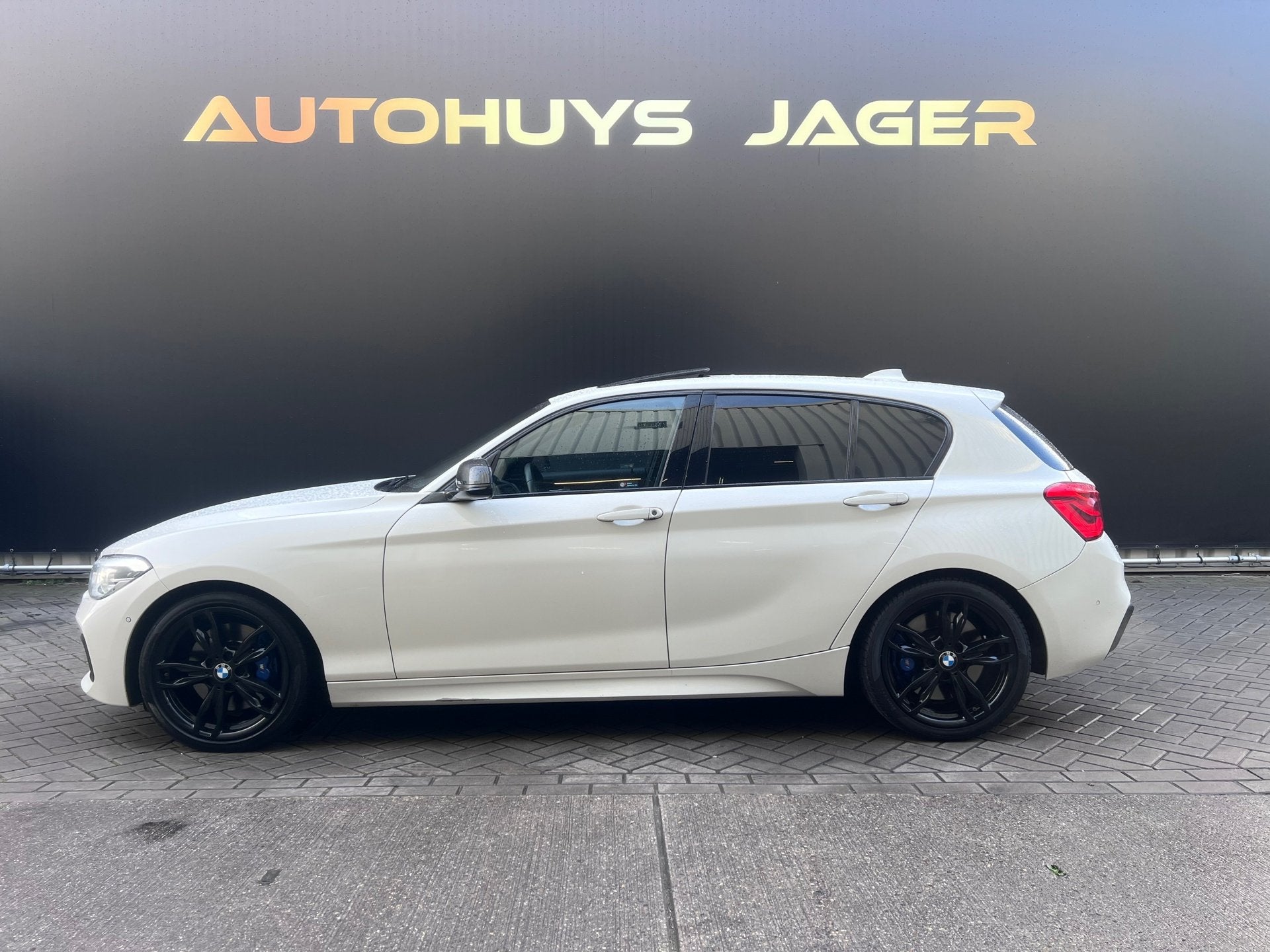 BMW 1-serie M140i High Executive Schuifdak h&K Leer Performa, Auto's, BMW, Dealer onderhouden, Achterwielaandrijving, Gebruikt