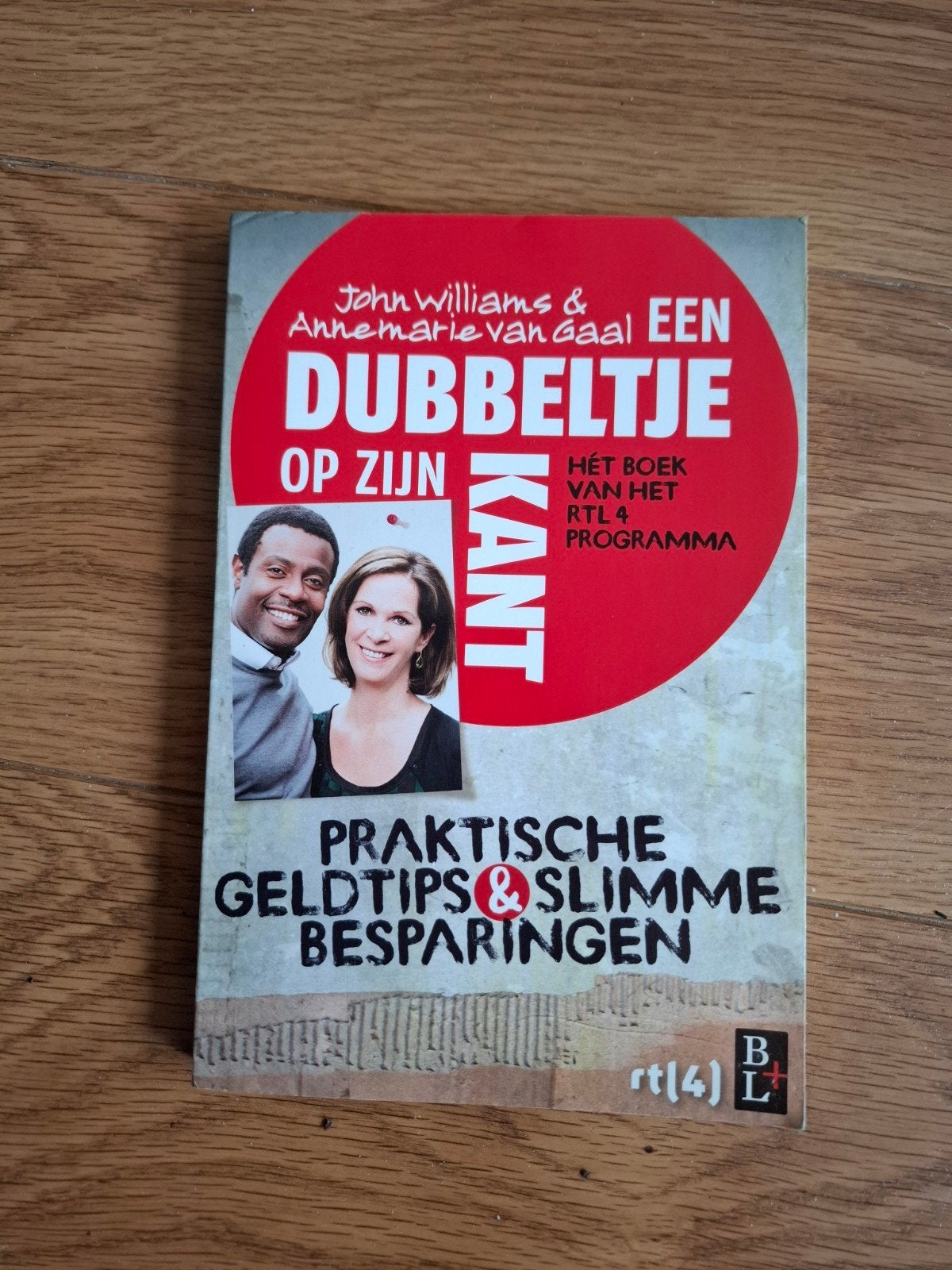 Een dubbeltje op zijn kant.  J Williams A van Gaal, Ophalen of Verzenden, Gelezen, John Williams & Annemarie van Gaal
