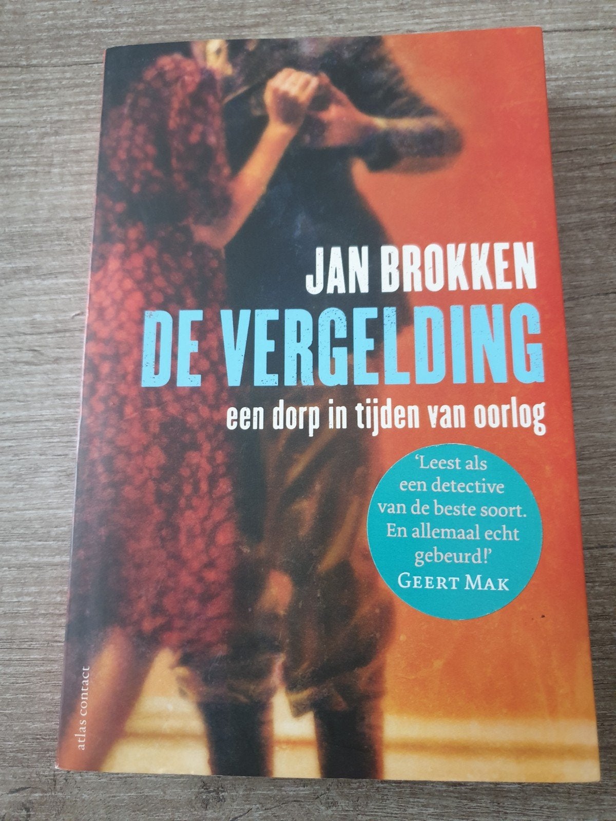 Jan Brokken - De Vergelding: een dorp in tijden van oorlog, Ophalen of Verzenden, Gelezen, Jan Brokken