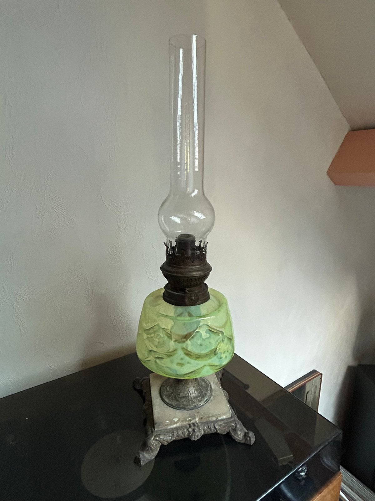 Antieke petroleum lamp met kosmos brander en groen sierglas, Antiek en Kunst, Ophalen