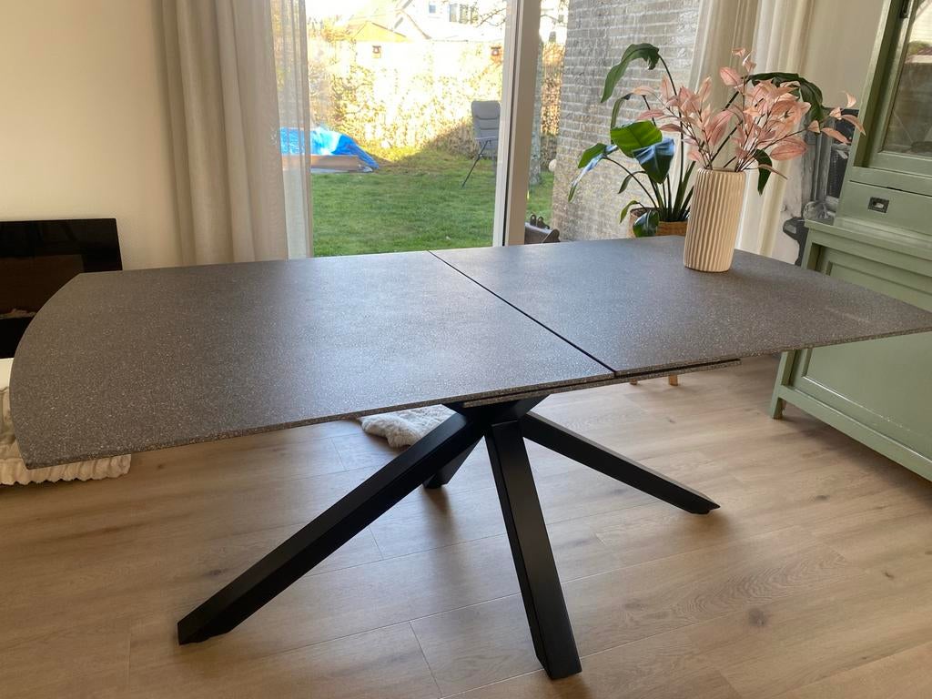 H&h Uitschuifbare eettafel met donkergrijs blad van glas, Huis en Inrichting, Tafels | Eettafels, Ophalen, Gebruikt, 100 tot 150 cm