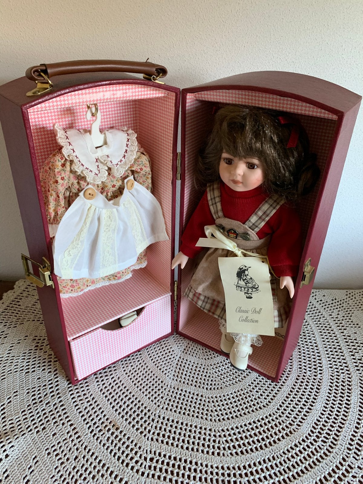 Classic doll in kledingkast Handgemaakte porceleinen pop, Verzamelen, Ophalen of Verzenden, Zo goed als nieuw, Pop