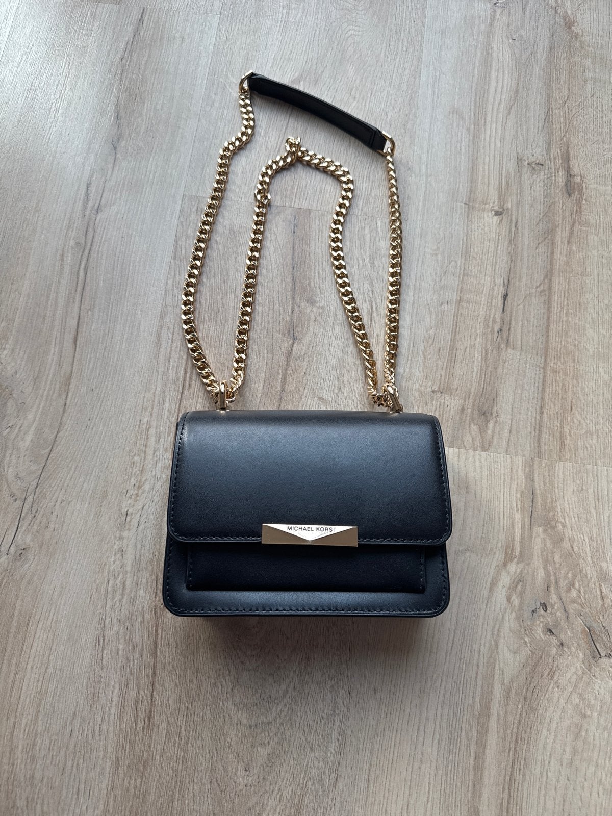 Michael Kors Zwarte Schoudertasje met Gouden Ketting, Ophalen, Zo goed als nieuw, Zwart, Schoudertasje