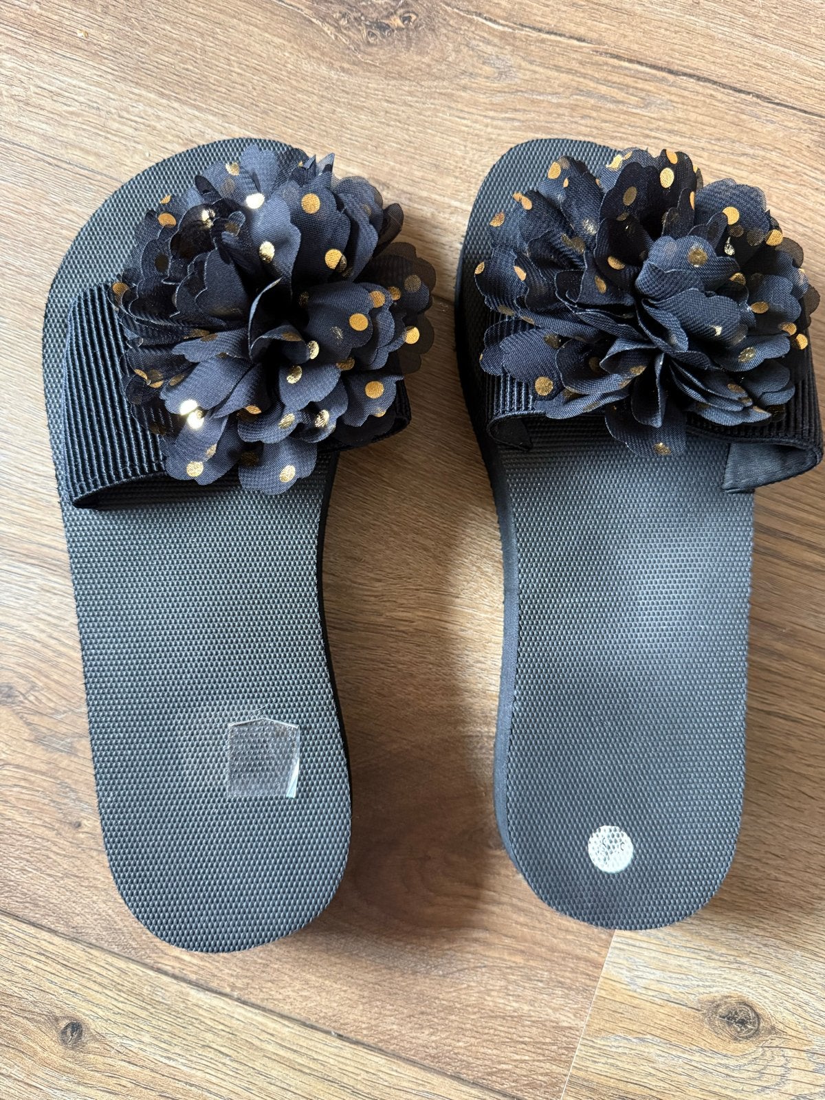 Zwarte slippers met gouden stippen bloem, Ophalen of Verzenden, Nieuw, Zwart, Slippers