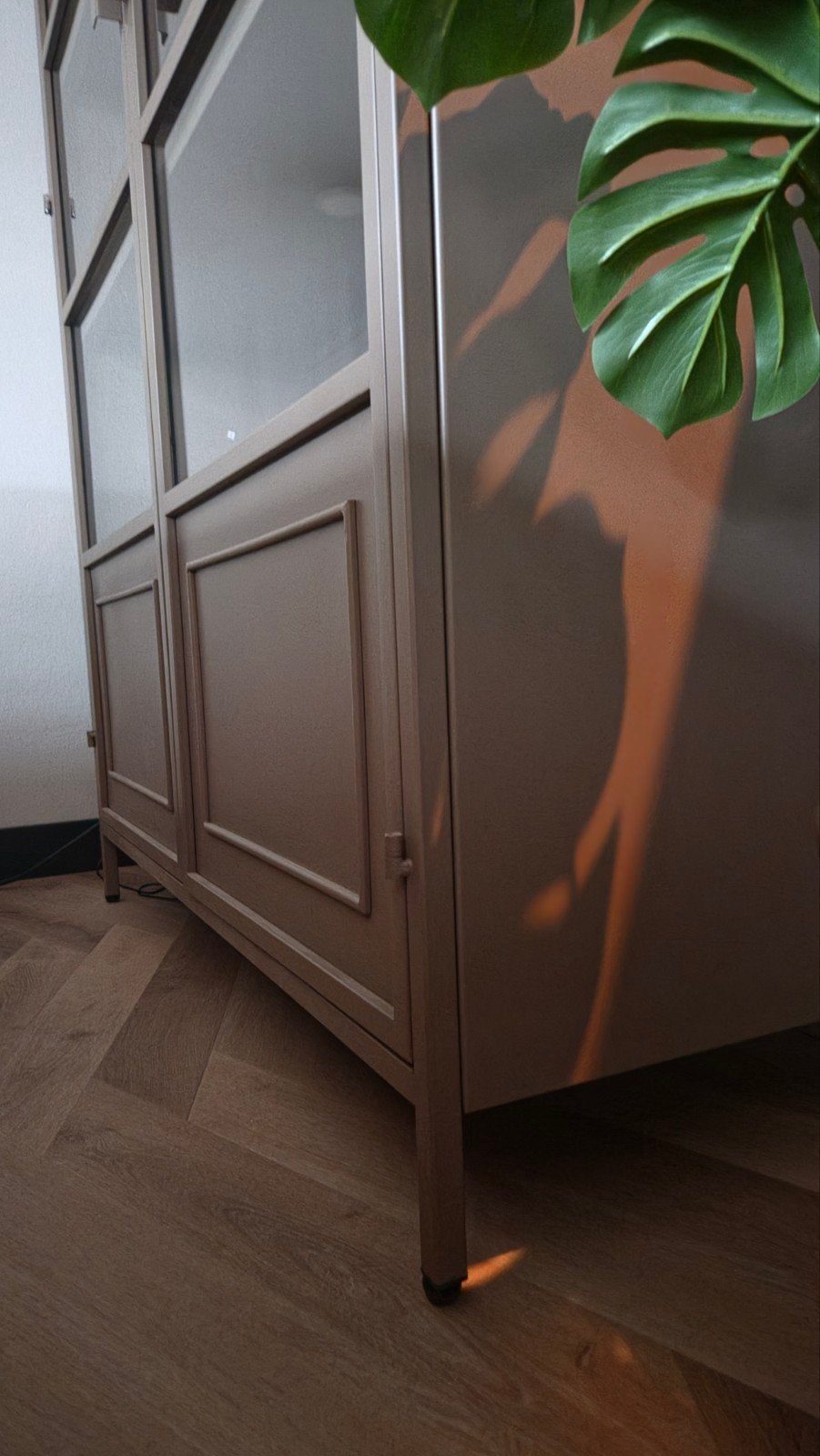 WOOOD vitrinekast Ronja XL Metaal  Military Brown, Met deur(en), 100 tot 150 cm, Ophalen of Verzenden, Zo goed als nieuw