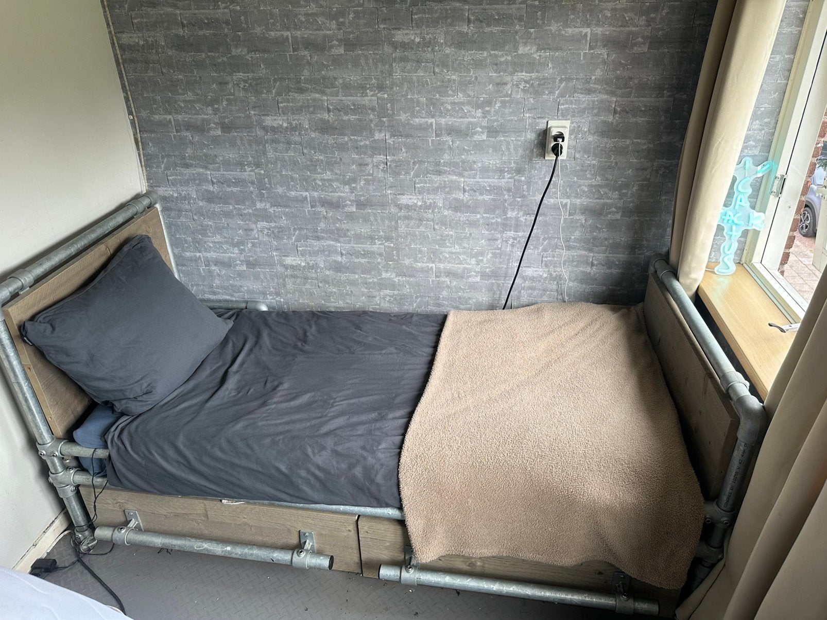 Bed van steigerhout/buizen, 90 cm, Eenpersoons, Bruin, Ophalen of Verzenden