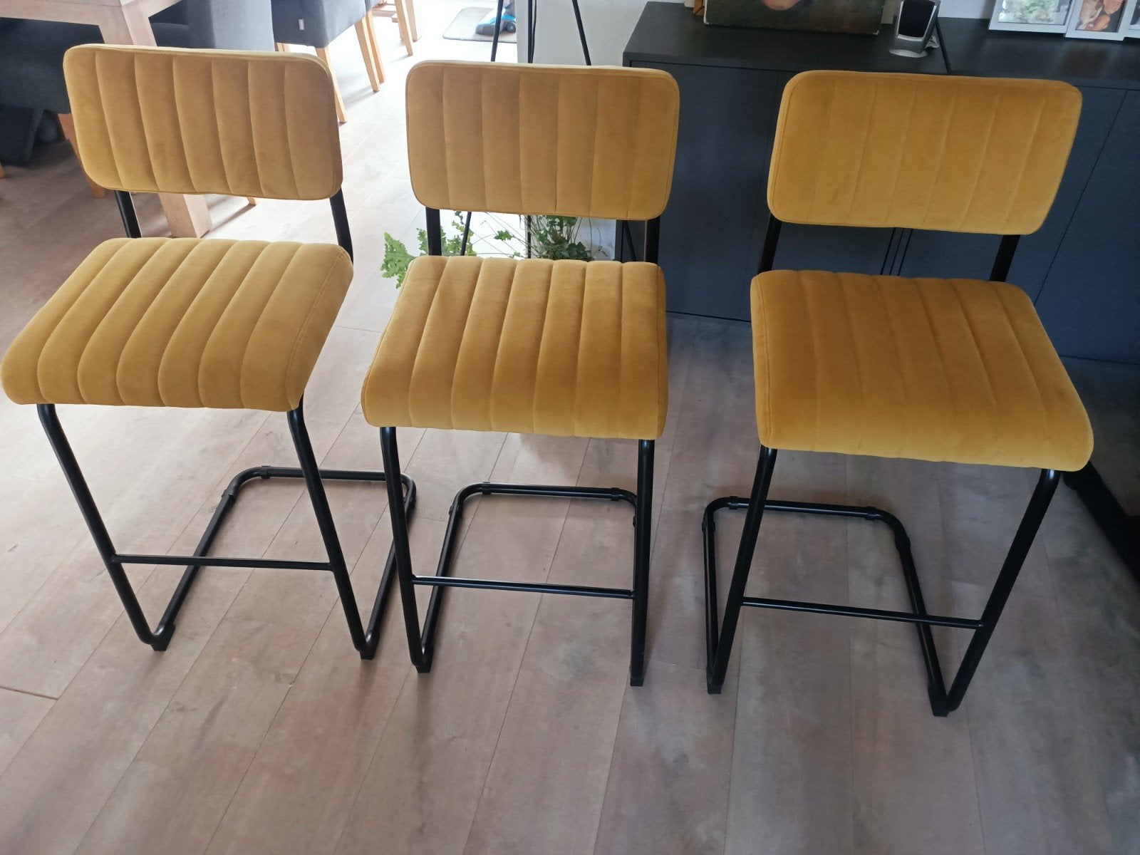 3 stuks nagenoeg nieuwe barkrukken 77 hoog 45 breed 40 diep, Huis en Inrichting, Barkrukken, 3 krukken, Ophalen, Zo goed als nieuw