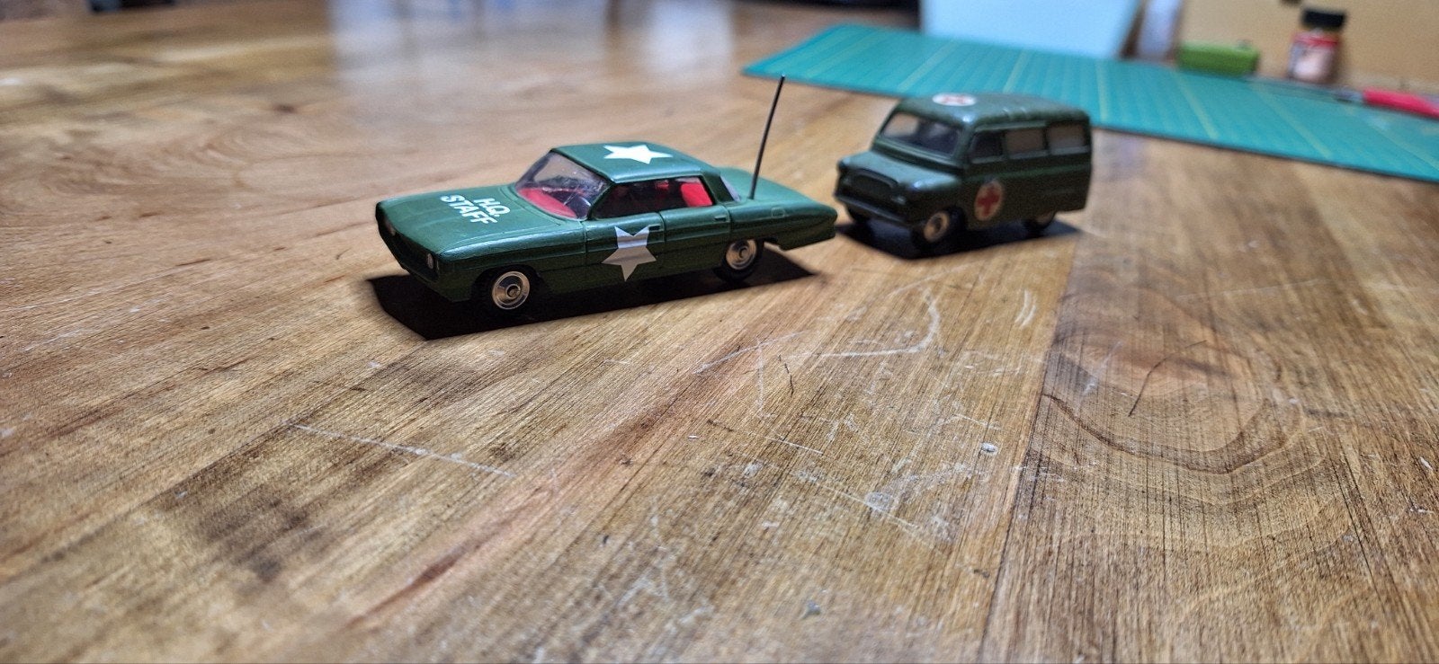 2 Corgi Toys: Oldsmobile Super 88 & Bedford Army Ambulance, Ophalen of Verzenden, Gebruikt