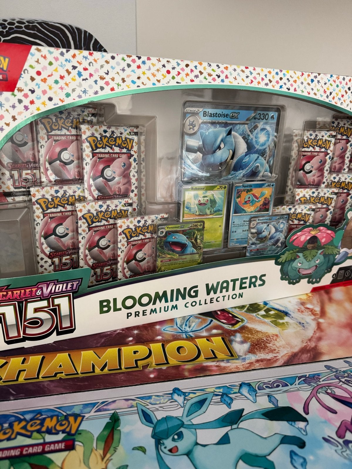 Scarlet & Violet 151 Blooming Waters Premium Collect, Hobby en Vrije tijd, Verzamelkaartspellen | Pokémon, Ophalen of Verzenden