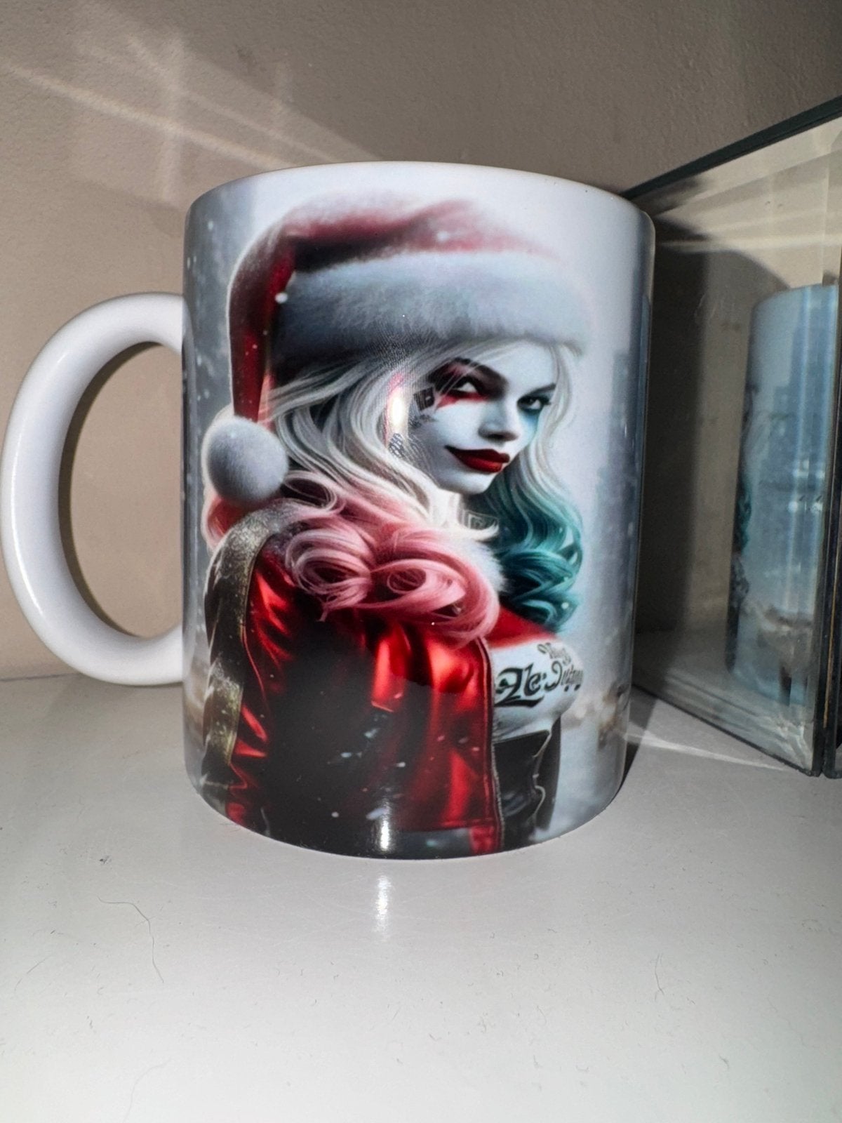 Harley Quinn Kerst Mok - Nieuw, Ophalen of Verzenden, Nieuw, Meerkleurig, Steen/keramiek