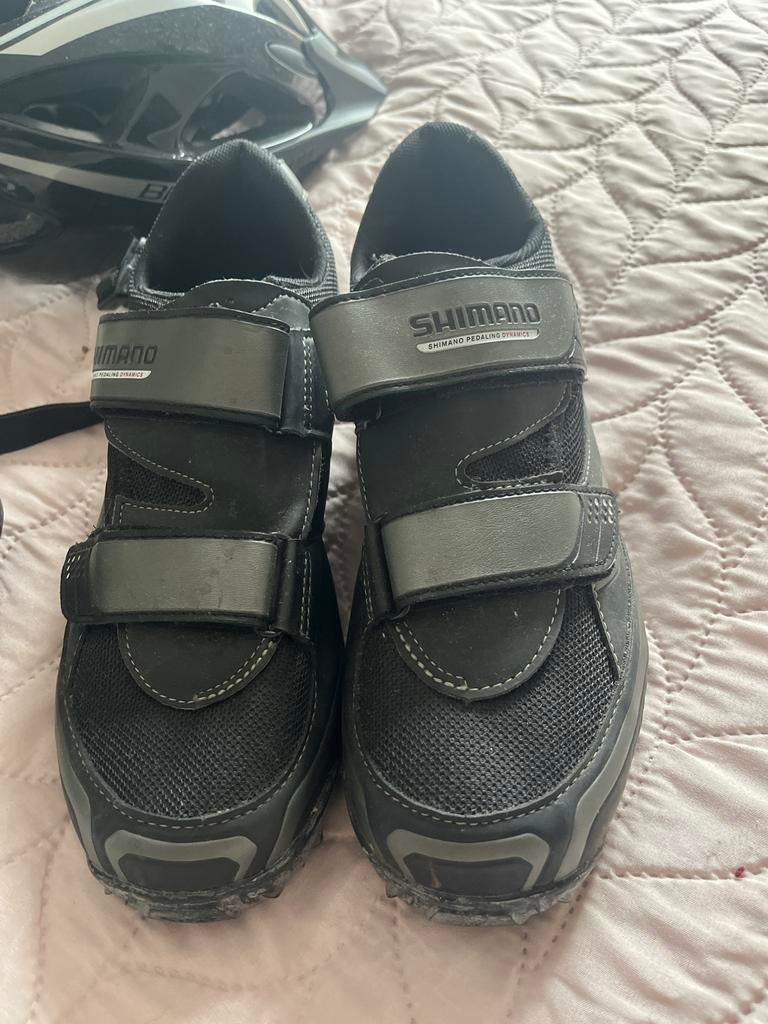 Fietsschoenen (maat 42 & 45) + Helm (maat M) - Zwart/Grijs, Fietsen en Brommers, Fietsaccessoires | Fietshelmen, Ophalen of Verzenden
