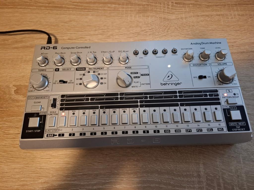 Behringer RD-6 SR Analoge Drumcomputer (606 clone) als nieuw, Muziek en Instrumenten, Drumcomputers, Ophalen of Verzenden, Zo goed als nieuw