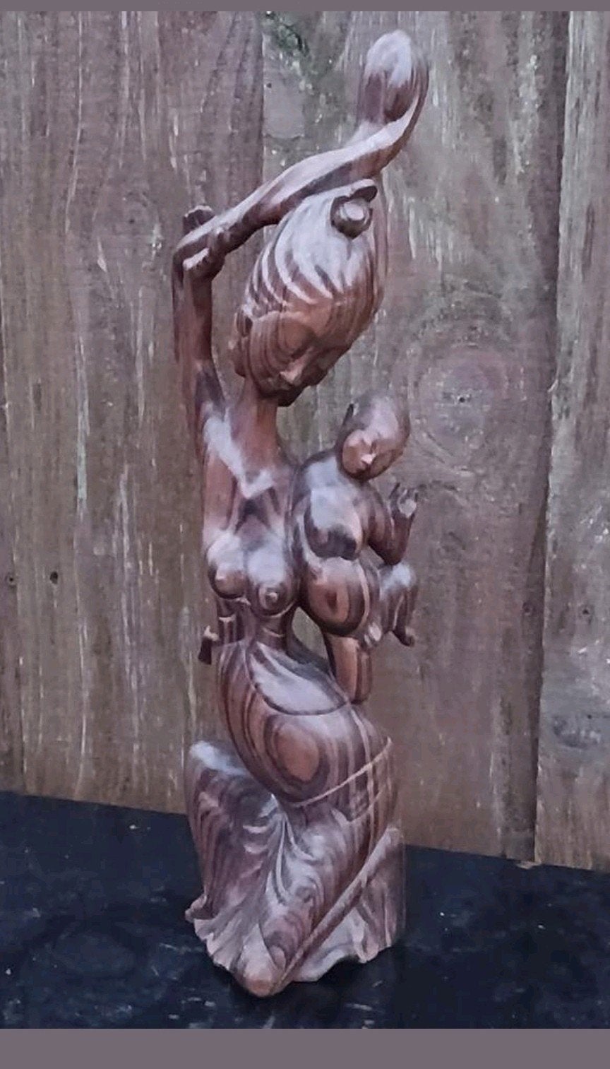Houten beeldje van moeder met kind, Ophalen of Verzenden, Handgemaakt, 20 - 50 cm, Beeld