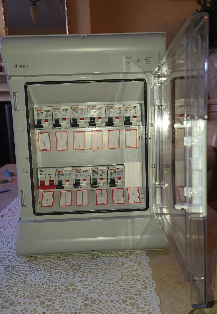 Hager Vector VE212F groepenkast met aardlekautomaten, Ophalen of Verzenden, Zo goed als nieuw, Overige typen