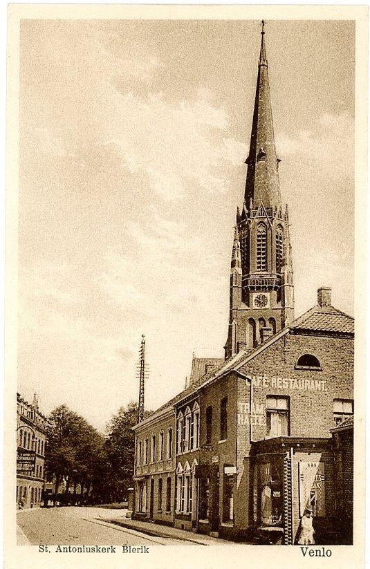 Blerick St Antoniuskerk vanaf Pontanusstraat met tramhalte, Ophalen of Verzenden, 1920 tot 1940, Ongelopen, Limburg